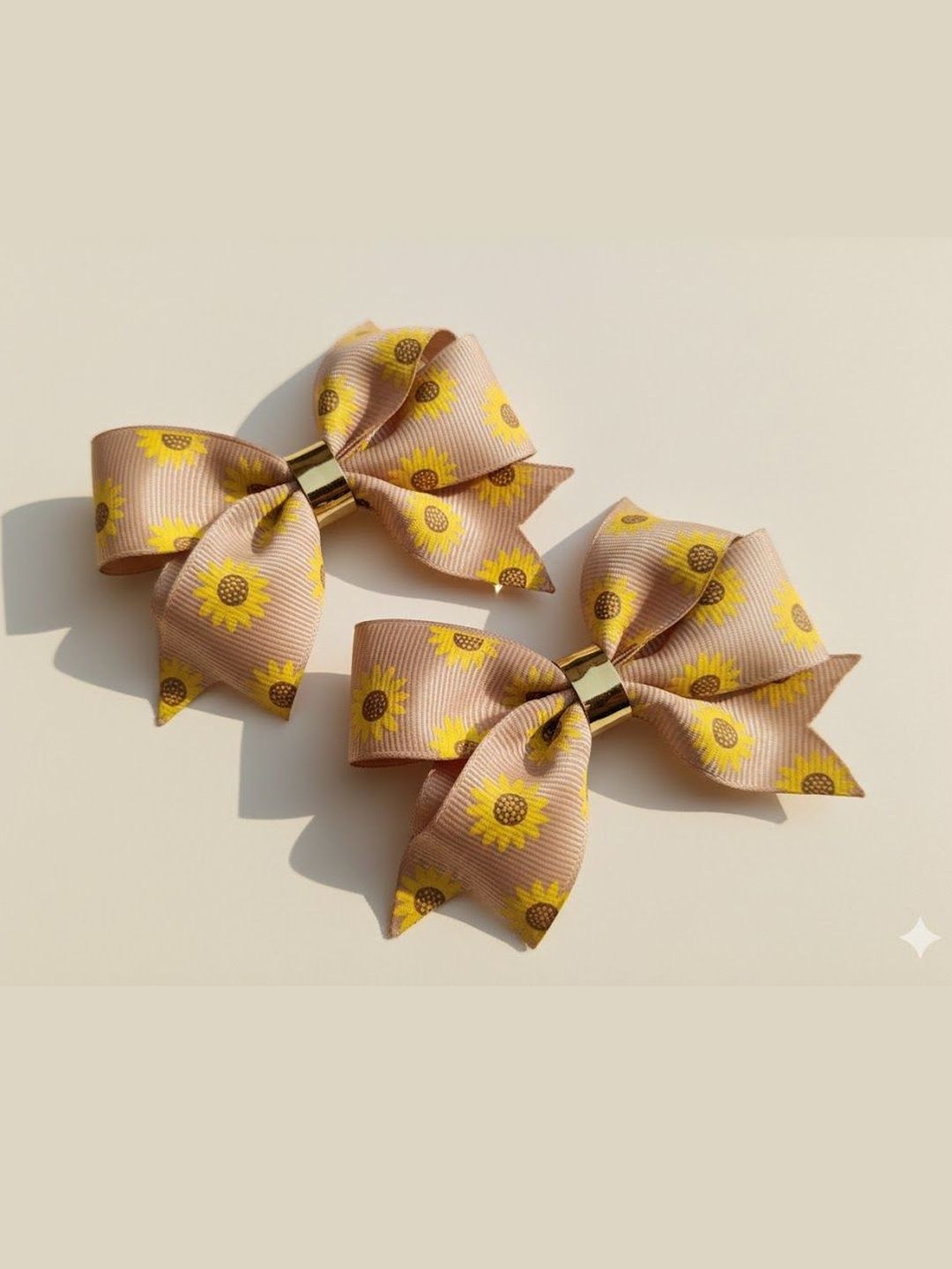 Daisy Printed Ribbon Bow (2 piece)